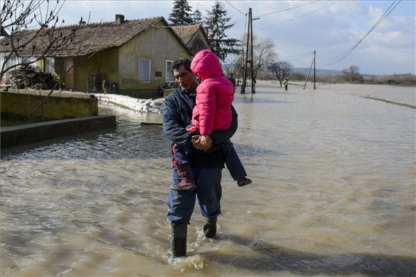 Lakóházakat veszélyeztet a víz Ipolytarnócon