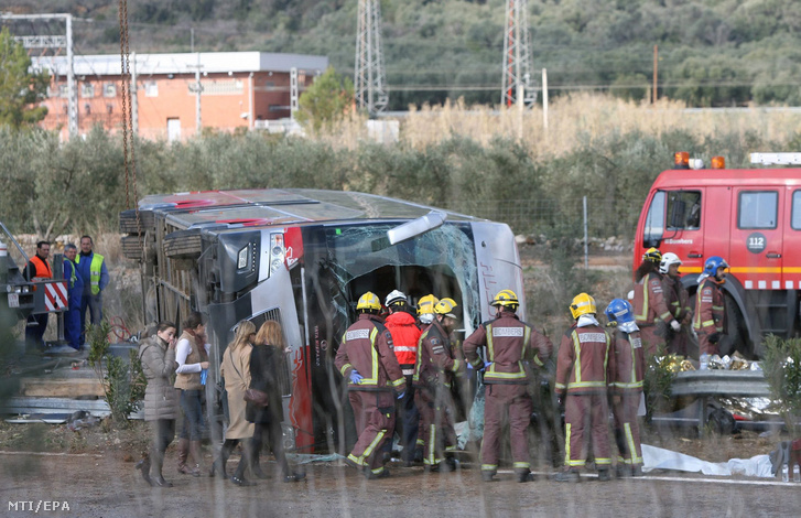 Feltehetően elaludt a sofőr a külföldi egyetemistákat sújtó spanyolországi buszbalesetnél