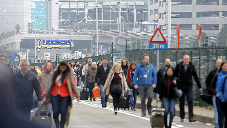 Belga sajtó: azonosították a harmadik, szökésben lévő repülőtéri merénylőt is