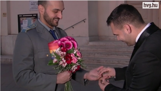 Laci és Tibi házasságot kötött egy evangélikus templom előtt! – videó