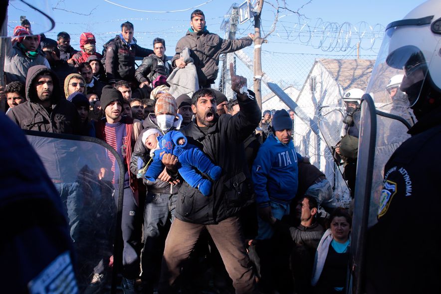 Macedónia 65 migránst beenged Görögországból