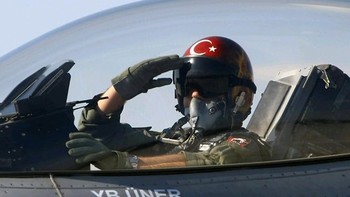 Kurd állásokat bombázott a török légierő, Davutoglu szerint a szíriai kurd szervezetek sem jobban az Iszlám Államnál
