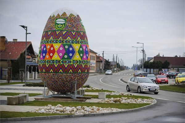 Óriás húsvéti tojás a szlovákiai Lemesen