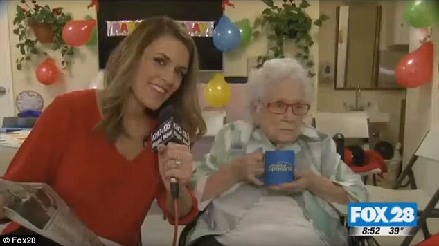 Háta közepére kívánta az őt ünneplő híradósokat a 110 éves néni – videó