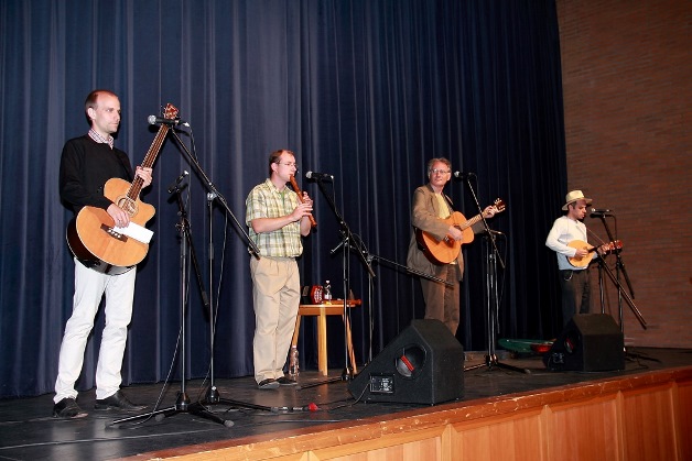 Izrael földjén című lemezéről játszik a Göncölszekér együttes