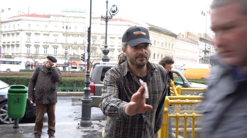 Fertőzött az a pénz, amit egy hajléktalan osztogat Budapesten? – társadalmi kísérlet