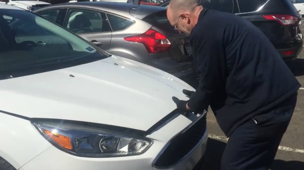 Elképedt a tulajdonos, mikor meglátta miért nem indul az autója – videó