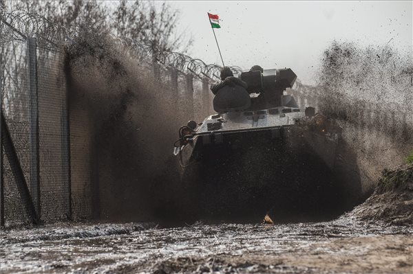 BTR 80-as harcjárművek járőröznek a magyar-szerb határon