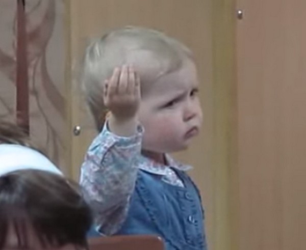 Imádnivaló, amit ez a kislány művel a templomban- videó