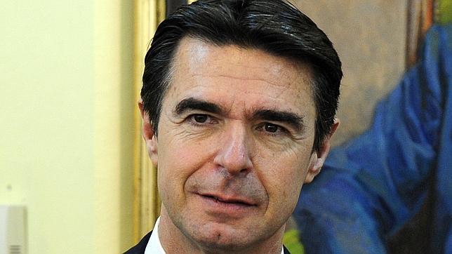 A spanyol ipari miniszter neve is szerepel a kiszivárgott iratokban, az ellenzék a lemondását követeli