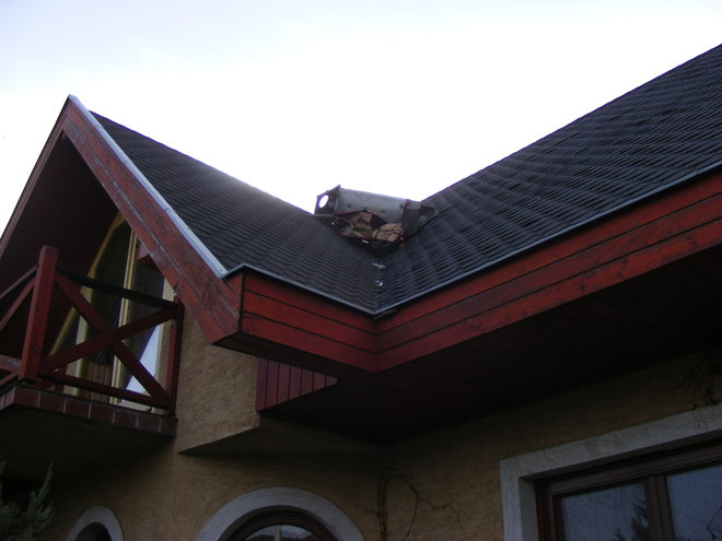 Kazán landolt egy ház tetején