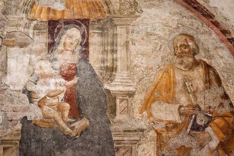 500 éves freskót fúrt át a templomban a barkácsoló szomszéd - videó