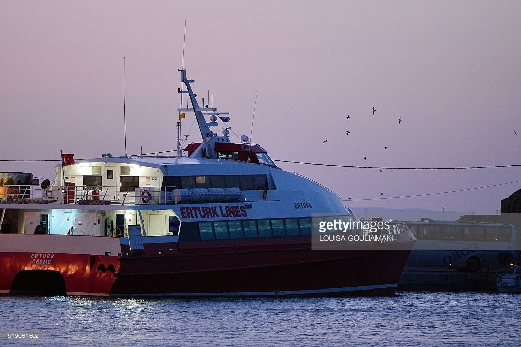 Megérkezett az első menekülteket szállító két hajó Törökországba
