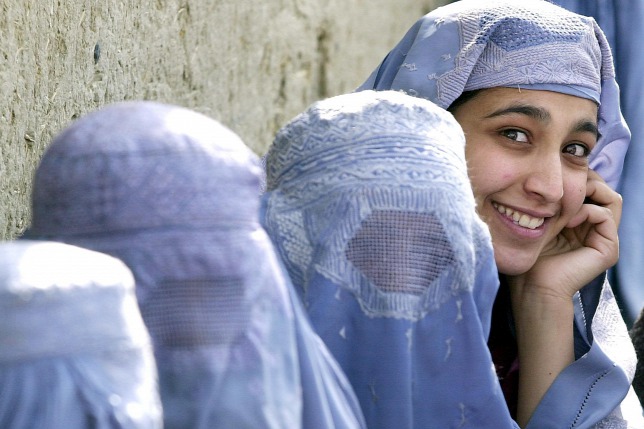 Betiltották a burka viselését, mert kiderült pénzért hordták a nők