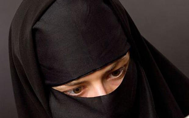 Az Air France légi-utaskísérői nem hajlandók muszlim kendőt viselni Teheránban
