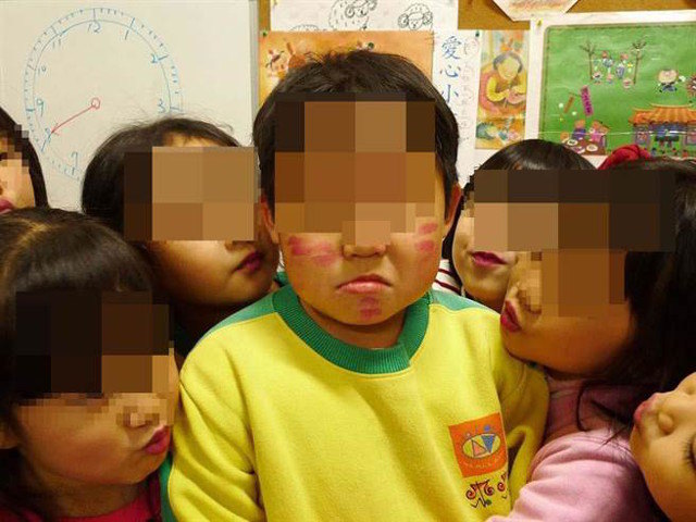 Bizarr dolgot műveltek a tajvani gyerekek egy óvodai szülinapi bulin