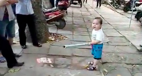 Vascsővel védte meg a nagyiját a közteresektől a bátor kínai kisfiú – videó