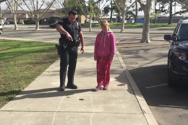 Hajléktalan kislányt tanított ugróiskolázni a rendőr – videó
