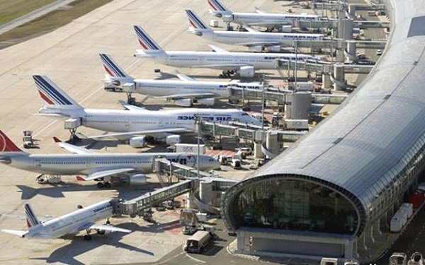 Több mint tíz napja tartanak fogva egy nyolcéves kisfiút a párizsi repülőtéren