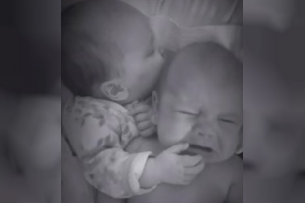 Megható módon nyugtatta meg síró ikertestvérét a 6 hetes baba - videó