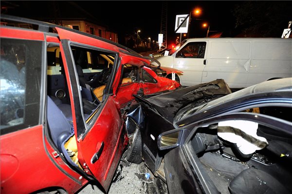Parkoló autóknak csapódott egy személygépkocsi Budakeszin