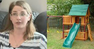 Feljelentették az anyát, aki hagyta 3 gyerekét egyedül játszani a kertben