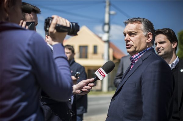 Orbán Viktor a Vál-völgyi kisvasút átadásán