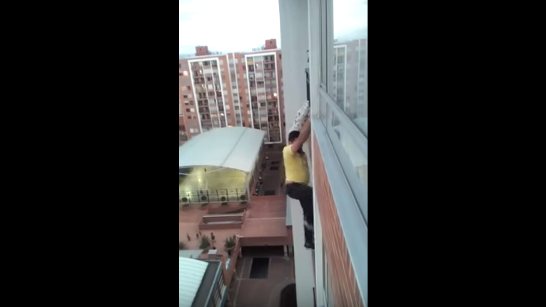 Élete kockáztatásával mentette ki a férfi a magasban ragadt kutyust – videó