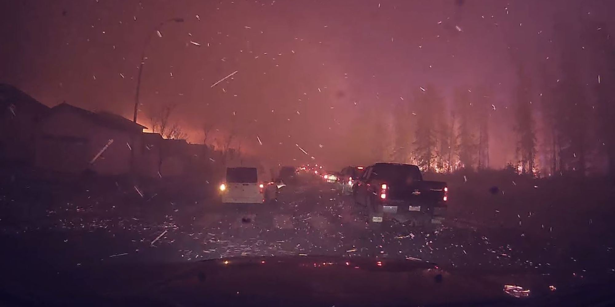 Autózás a „pokolban”, avagy menekülés az erdőtűz elől – videók