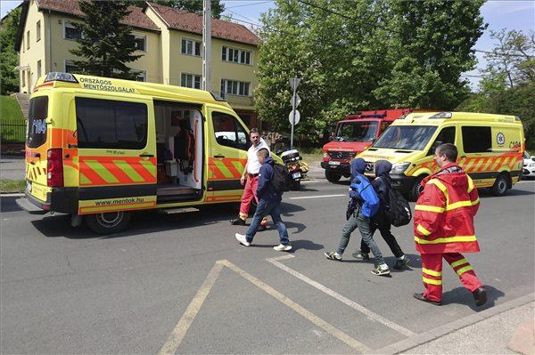 Harminckilenc gyereket vittek kórházba egy csepeli iskolából