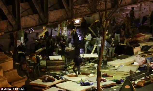 A francia rendőrség illegális bevándorlókat takarított ki egy iskolából! - videó