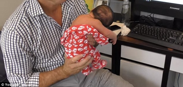 4 napos csecsemő hátát ropogtatja a csontkovács – videó