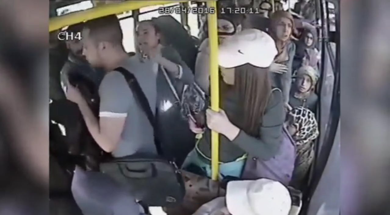 Fiatal nők verték össze a mutogatós zaklatót a török buszon – videó 18+