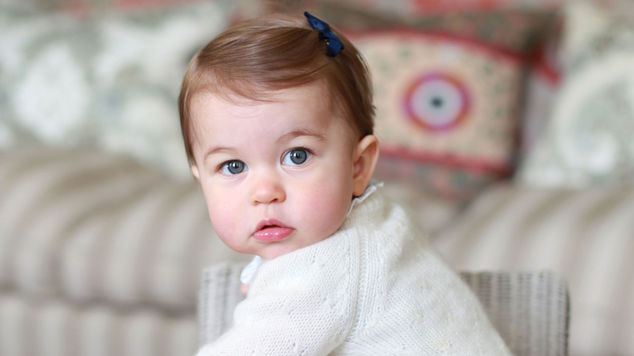 Bűbájos fotók az 1 éves szülinapos Sarolta hercegnőről