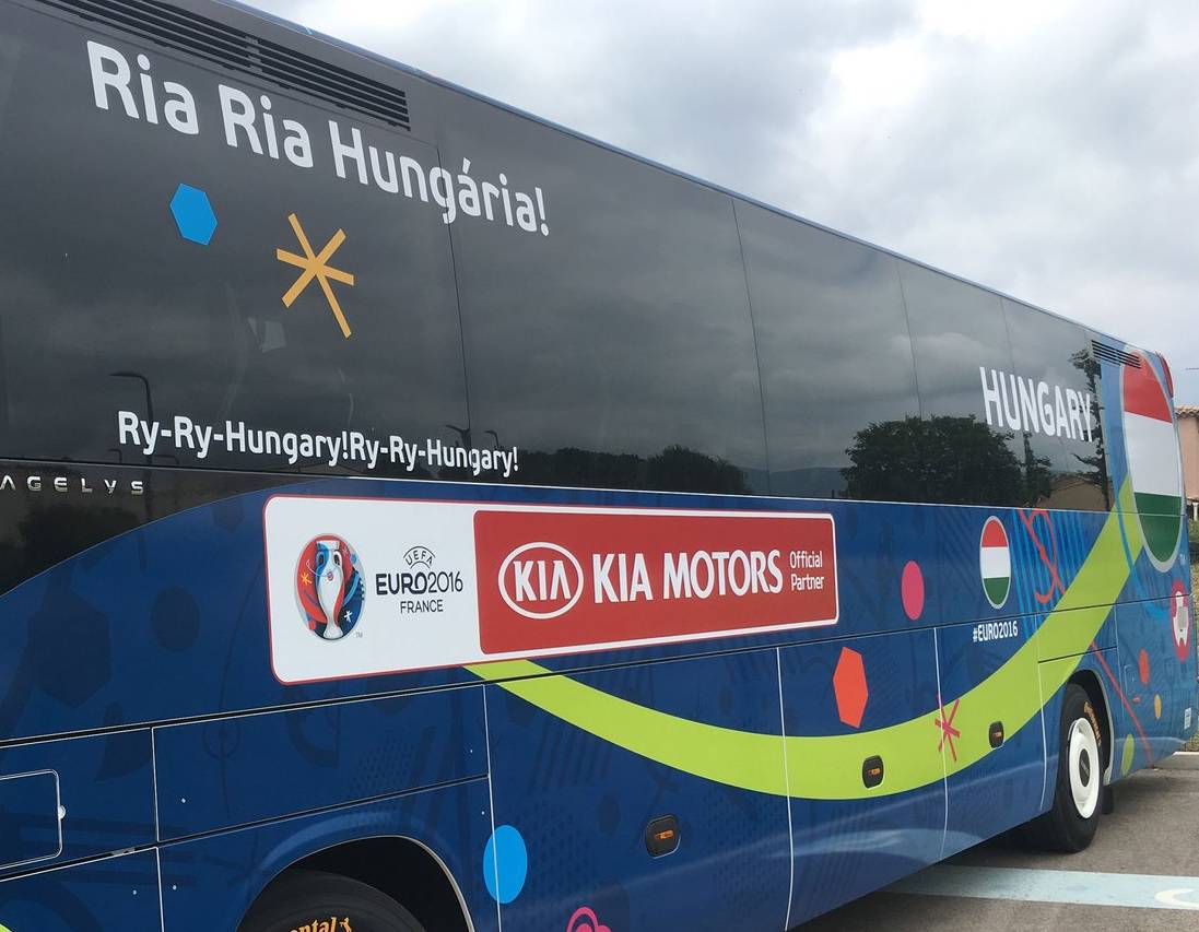 Így fordította le az MLSZ angolra a szurkolói rigmust a magyar csapat buszán