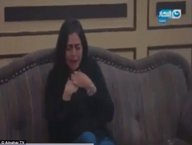 Sokkot kapott a színésznő, akit Iszlám Államos elrablással vertek át – videó