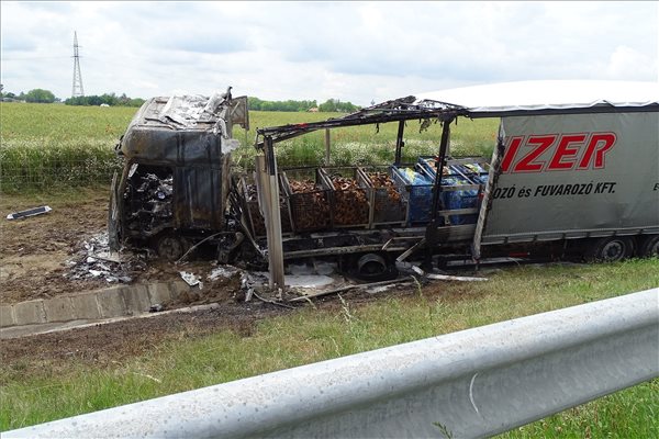Kamion és munkagép ütközött össze Lajosmizse határában az M5-ösön