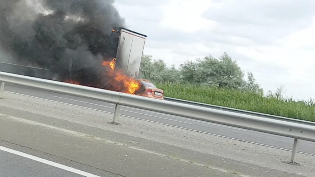 Lángoló autó és kamion az M7 autópályán (fotó és videó)