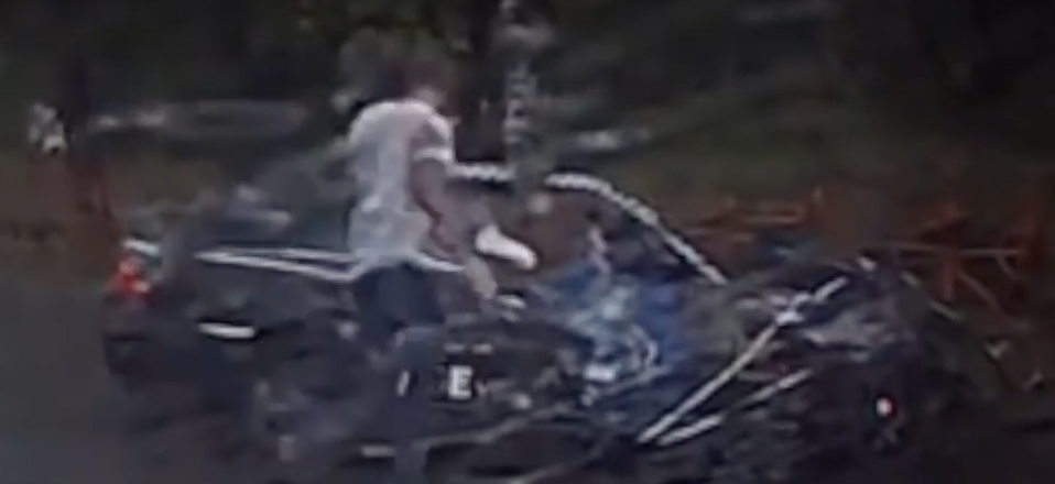 Kirepült az ember a BMW-ből (videó)