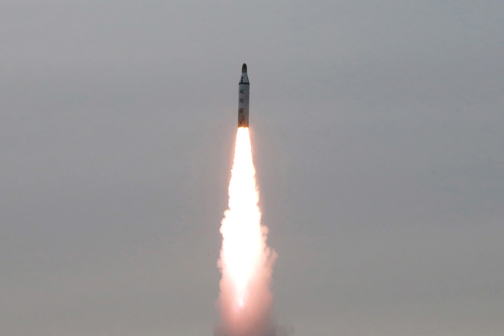 Szakértő: politikai, stratégiai és gazdasági jelentőségük van az észak-koreai rakétakísérleteknek