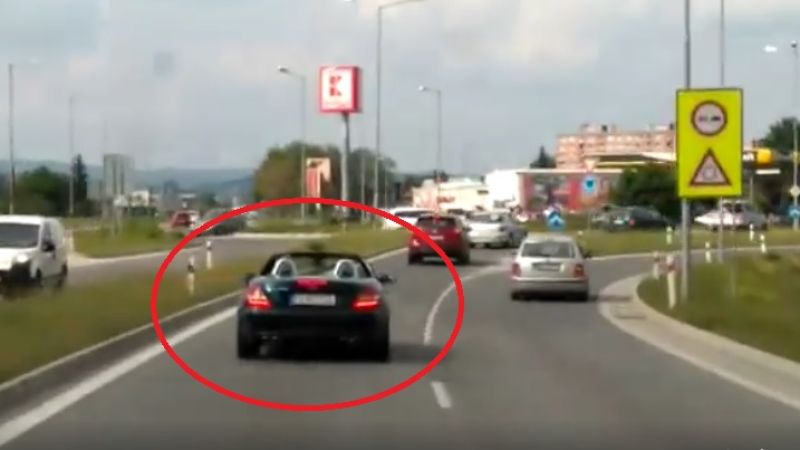 Aljas Mercedes-sofőr állta el az útját a mentősöknek – videó