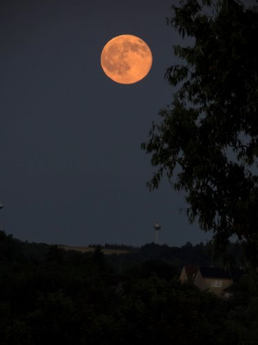 49 éve nem volt olyan a hold, mint tegnap este - fotók az eperholdról