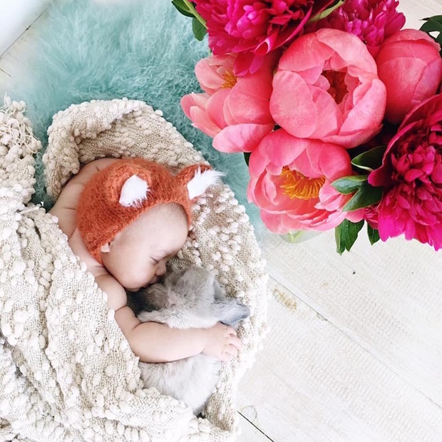 A 10 hetes kis baba és bájos nyuszijai - aranyos fotósorozat