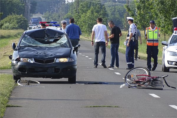 Két kerékpárost, anyát és lányát ütötte el egy autó Mezőhegyesnél