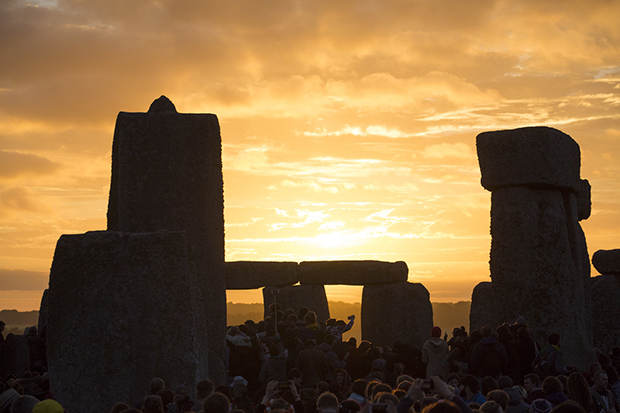 Tízezrek nézték a napkeltét a Stonehenge-nél, a napforduló idején
