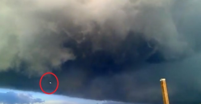 UFO bujkálása a viharfelhőben Kemecse fölött – videó