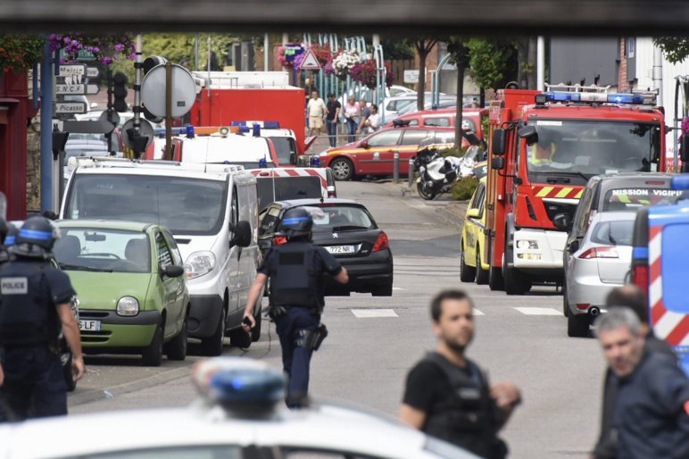 Túszdráma: iszlamisták törtek be egy francia templomba – megöltek egy papot 18+