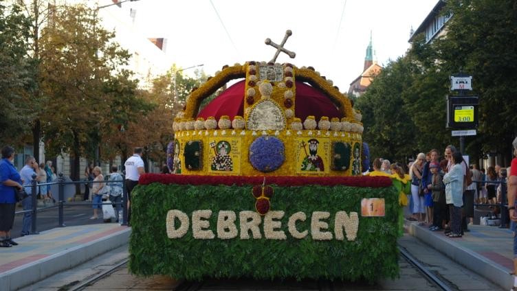 Tizenhat virágkocsi a karneváli menetben