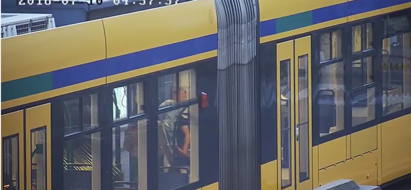 Lebukott a két tolvaj, akik alvó utast fosztottak ki a budapesti villamoson – videó