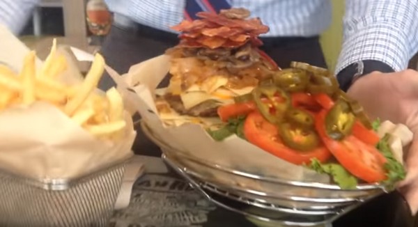 Íme a legnagyobb burger, amit saját magad állíthatsz össze